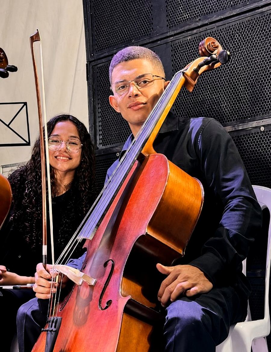 Giovanni com o violoncelo após apresentação