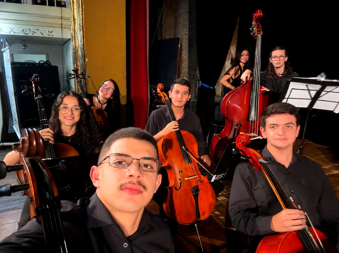 Grupo de cordas nos bastidores