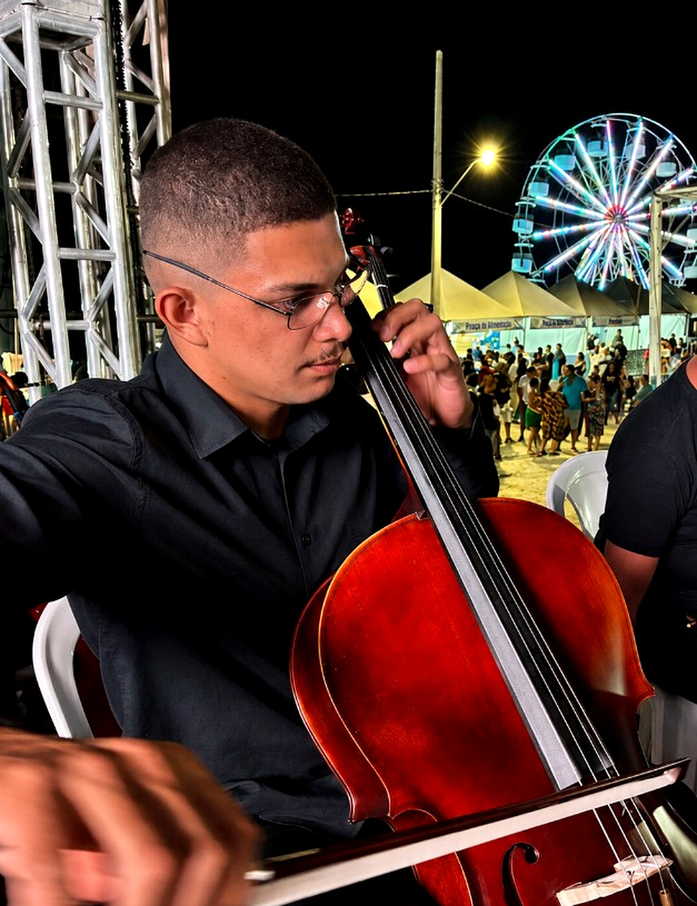 Giovanni tocando violoncelo em apresentação
